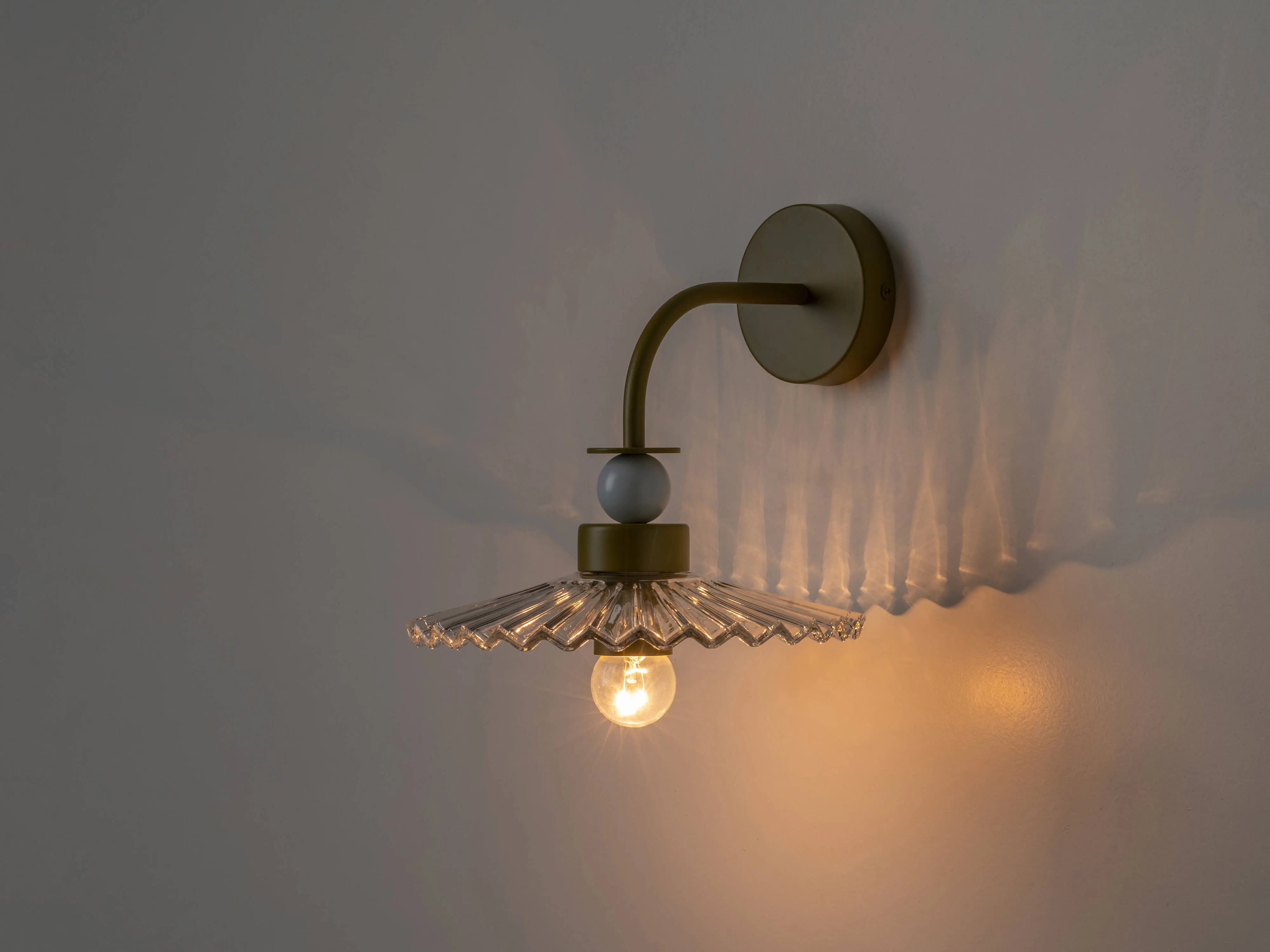 The Ribbed wall lamp